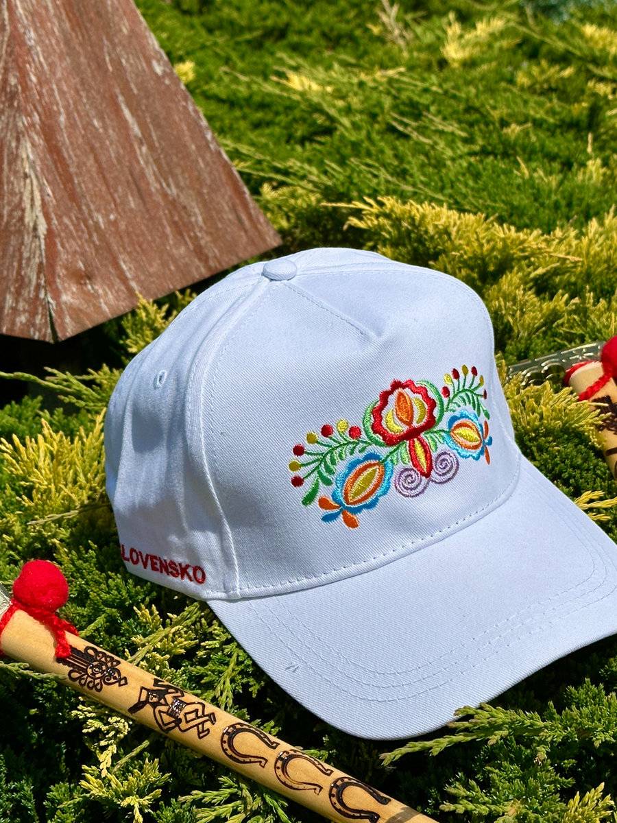 Šiltovka s ľudovou výšivkou